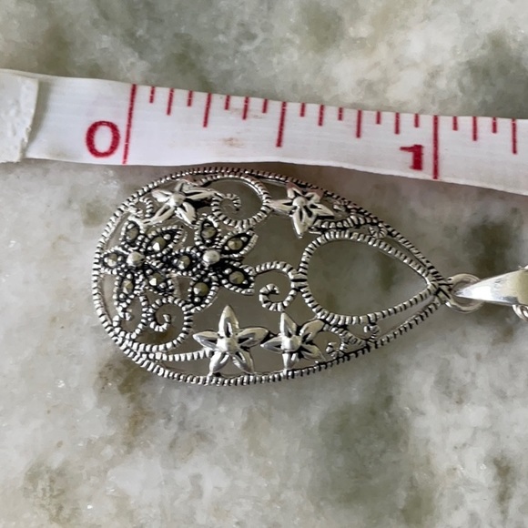 Vintage sterling silver and marcasite pendant and sterling silver chain - Picture 3 of 4